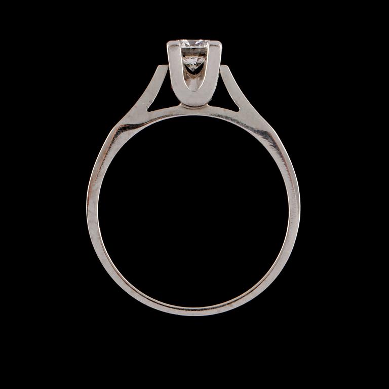 RING, 18K vitguld med briljantslipad diamant, 0.42 ct, Gustav Dahlgren, Malmö, 1974. Vikt 3,9 g.