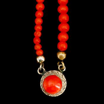 COLLIER, 2-radigt, doserade röda korallpärlor.