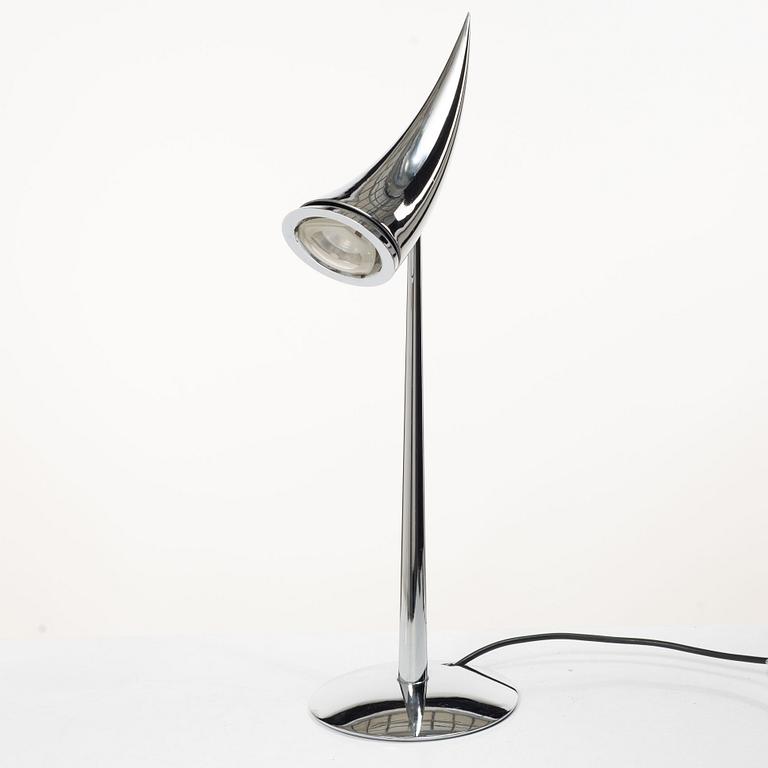 Philippe Starck, Bordslampa "Ara" av förkromad metall. Flos, Etikettmärkt.