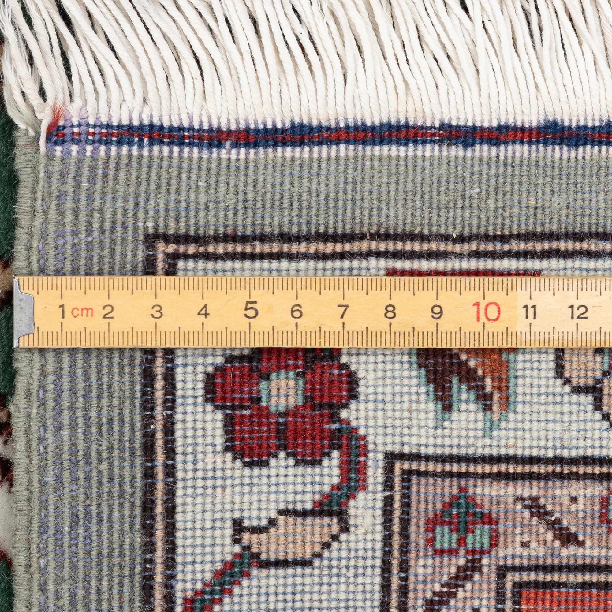 Matta, semiantik Täbris, Nordvästra Persien, ca 291 x 202 cm.