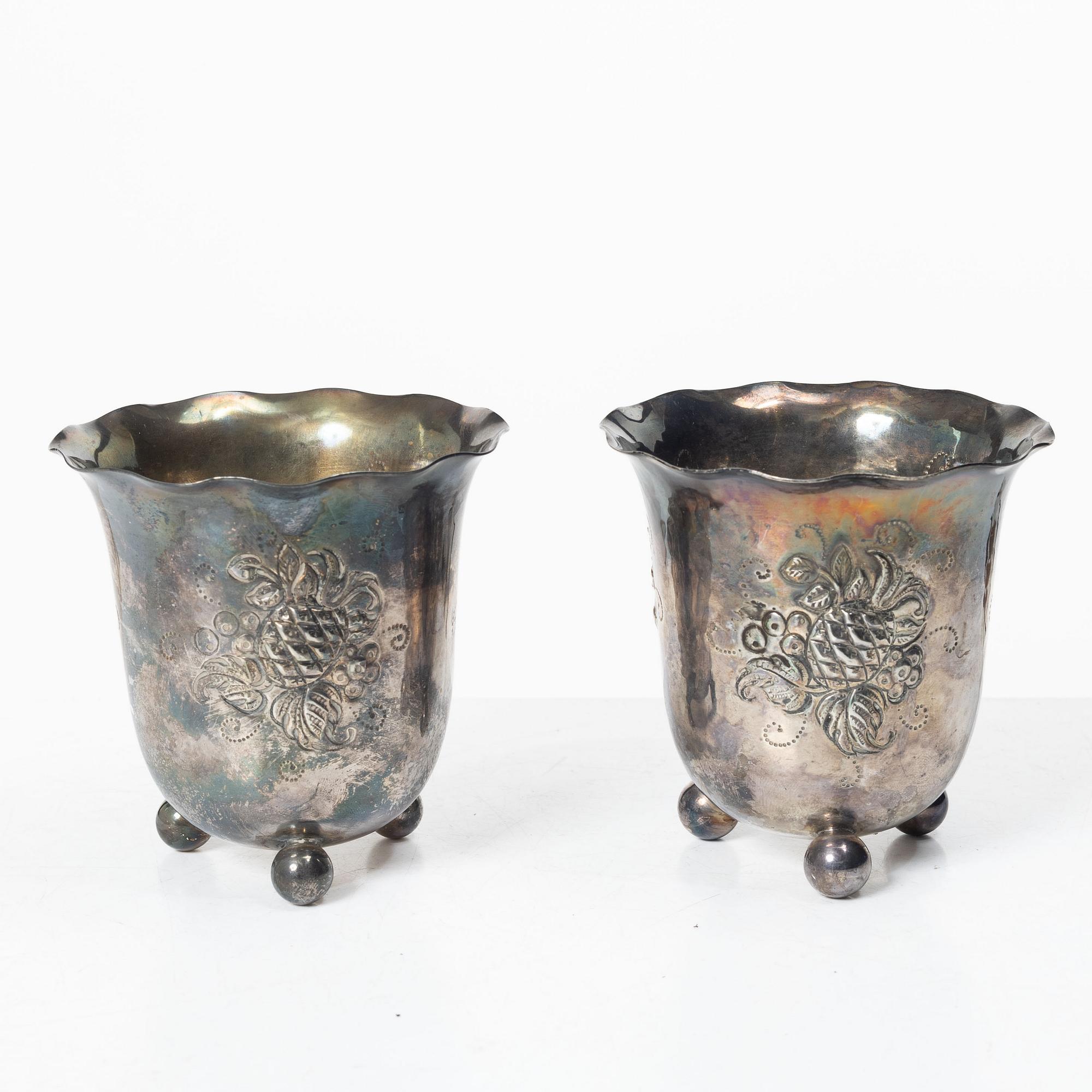 Guldsmedsaktiebolaget (GAB), Pair of similar silver beakers on foot, Stockholm, 1941–1946.