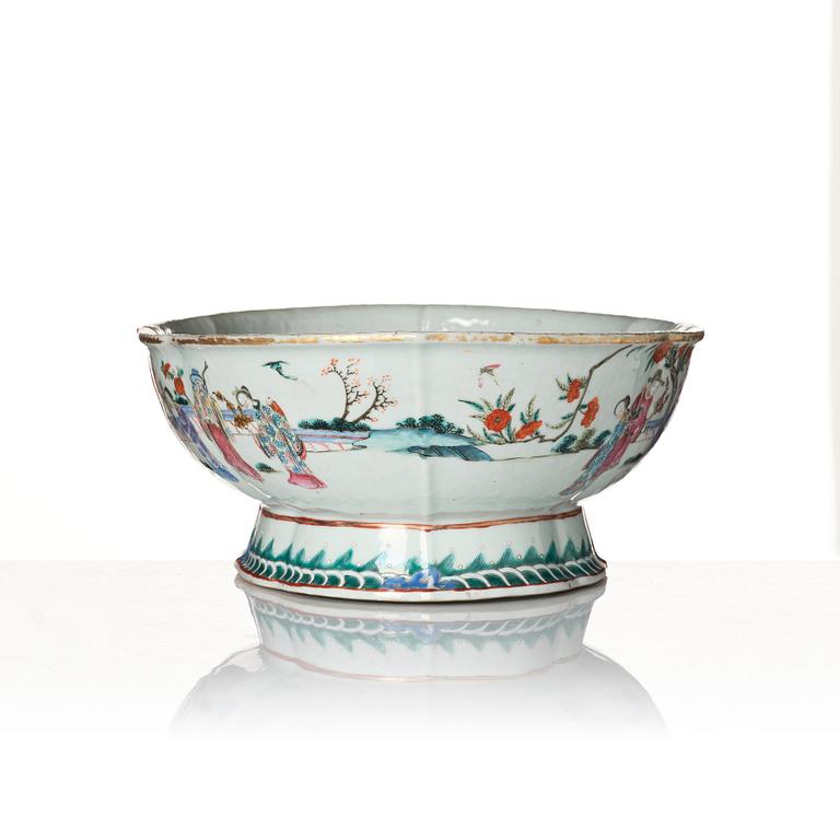 A large famille rose jardiniere, Qing dynasty, 19th Century.