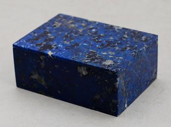 DOSA, lapis lazuli samt FIGURER, 2 st, brons, 1900-tal.