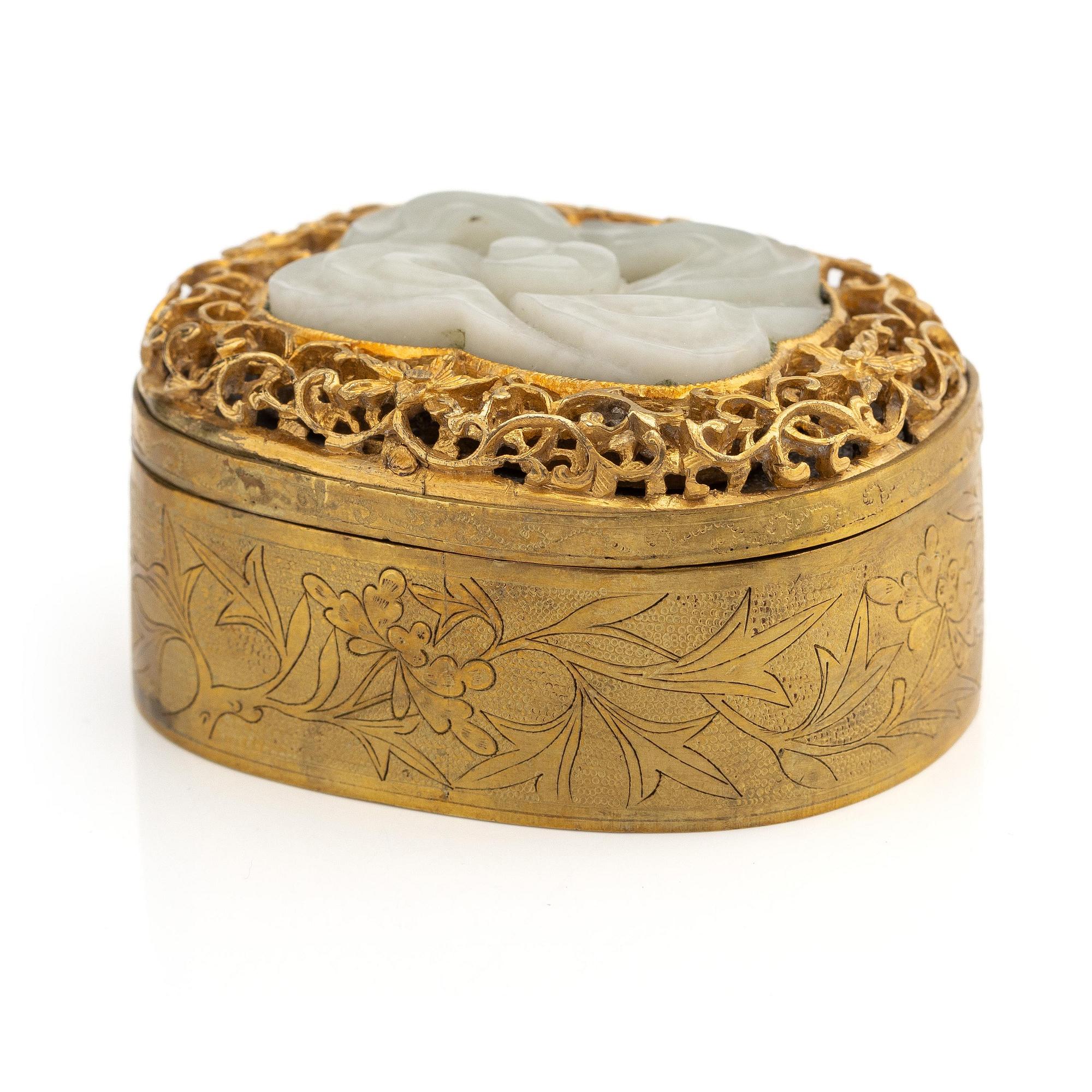 A gilded box with an 'endless knot' inlay, Qing dynasty, 19th century.