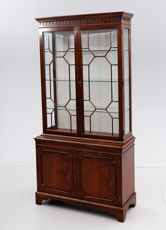 VITRINSKÅP, England, 1900-talets andra hälft.