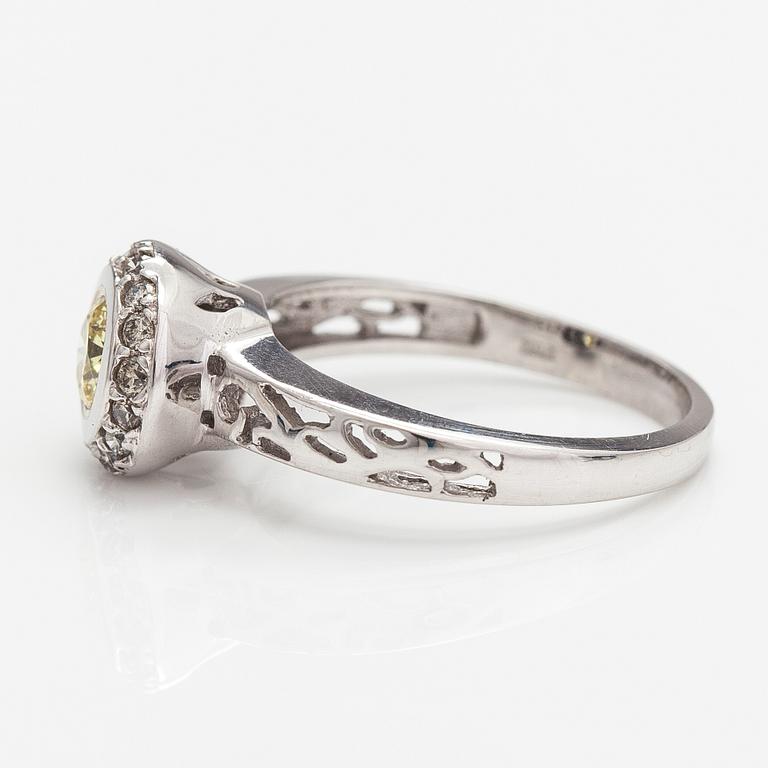 Ring, 14K vitguld, diamanter ca. 0.60 ct tot.