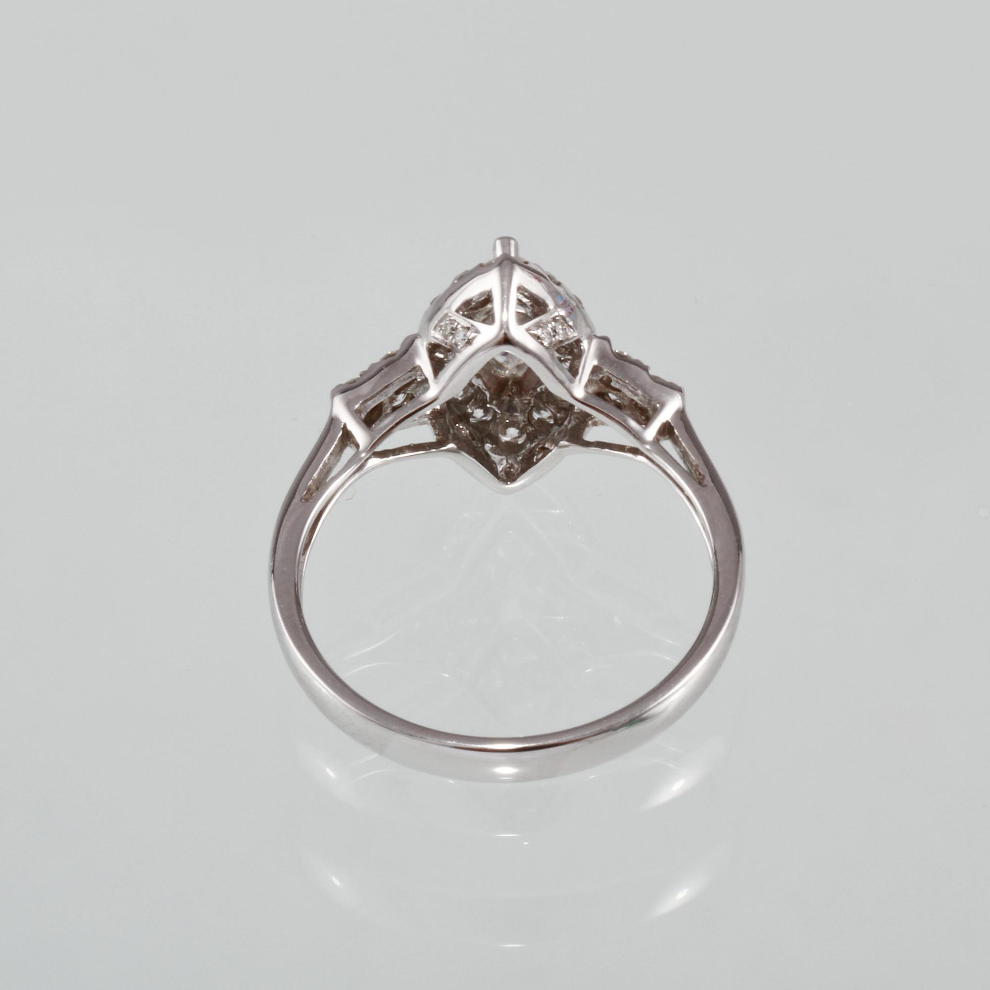RING, 18k vitguld med briljantslipade diamanter ca 0.39 ct samt navettslipad diamant ca 0.44 ct. Vikt 3,2 gram.