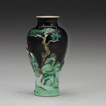 A famille noire base, Qing dynasty, 19th Century.