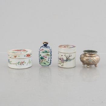 A silver salt cellar, a porcelain snuff bottle and two small boxes, China, late Qing dynasty/early 20th century.
