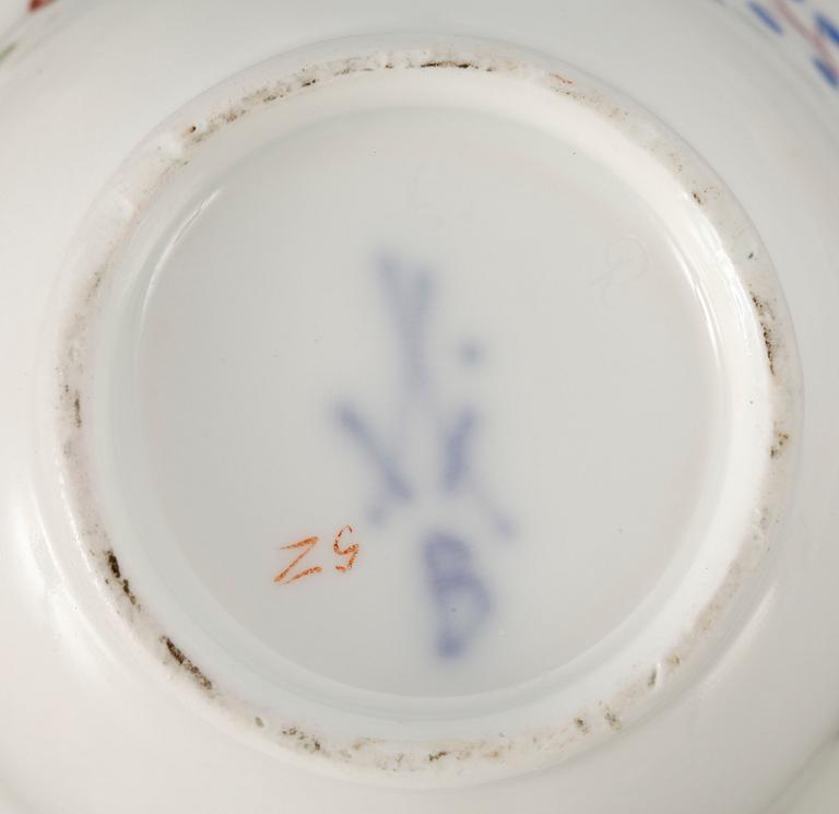 KOPPAR MED FAT, 5 st, porslin, bl a Paris och Meissen, 1700-1800-tal.