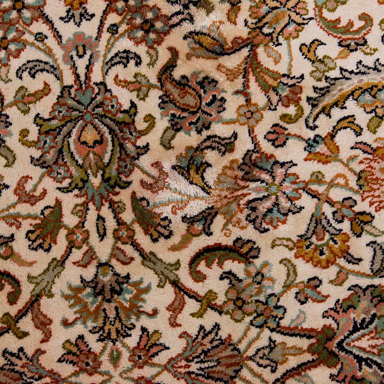 Matta, Kashmir, silkkiä, noin 312 x 425 cm.