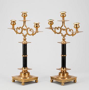 KANDELABRAR, ett par, mässing och svärtat trä, Torshammars bruk, 1900-tal.