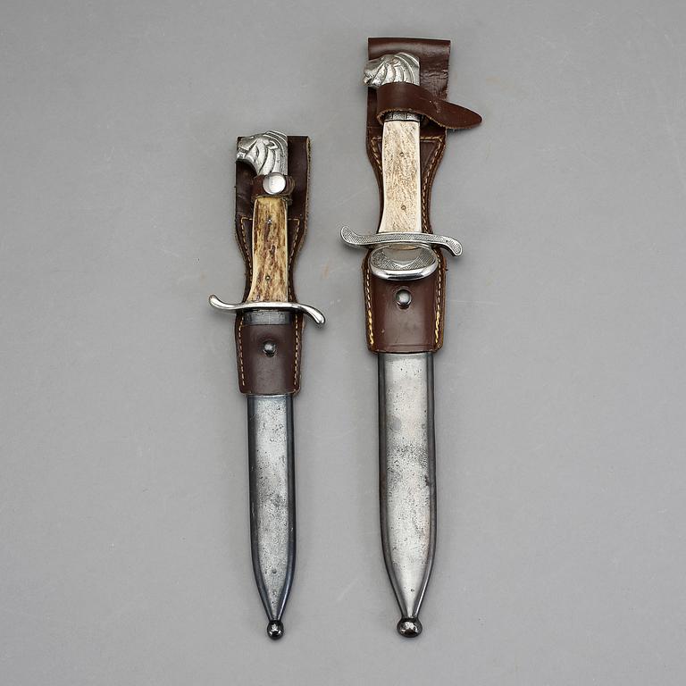 DOLKAR, 2 st, "Den Svenska Permissionsbajonetten", FM Mattson AB, Mora, 1900-talets mitt.