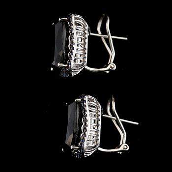 ÖRHÄNGEN, 1 par, 14k vitguld, svarta spineller och blå safirer.