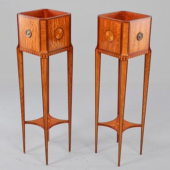 PIEDESTALER, ett par, gustaviansk stil, sent 1900-tal.