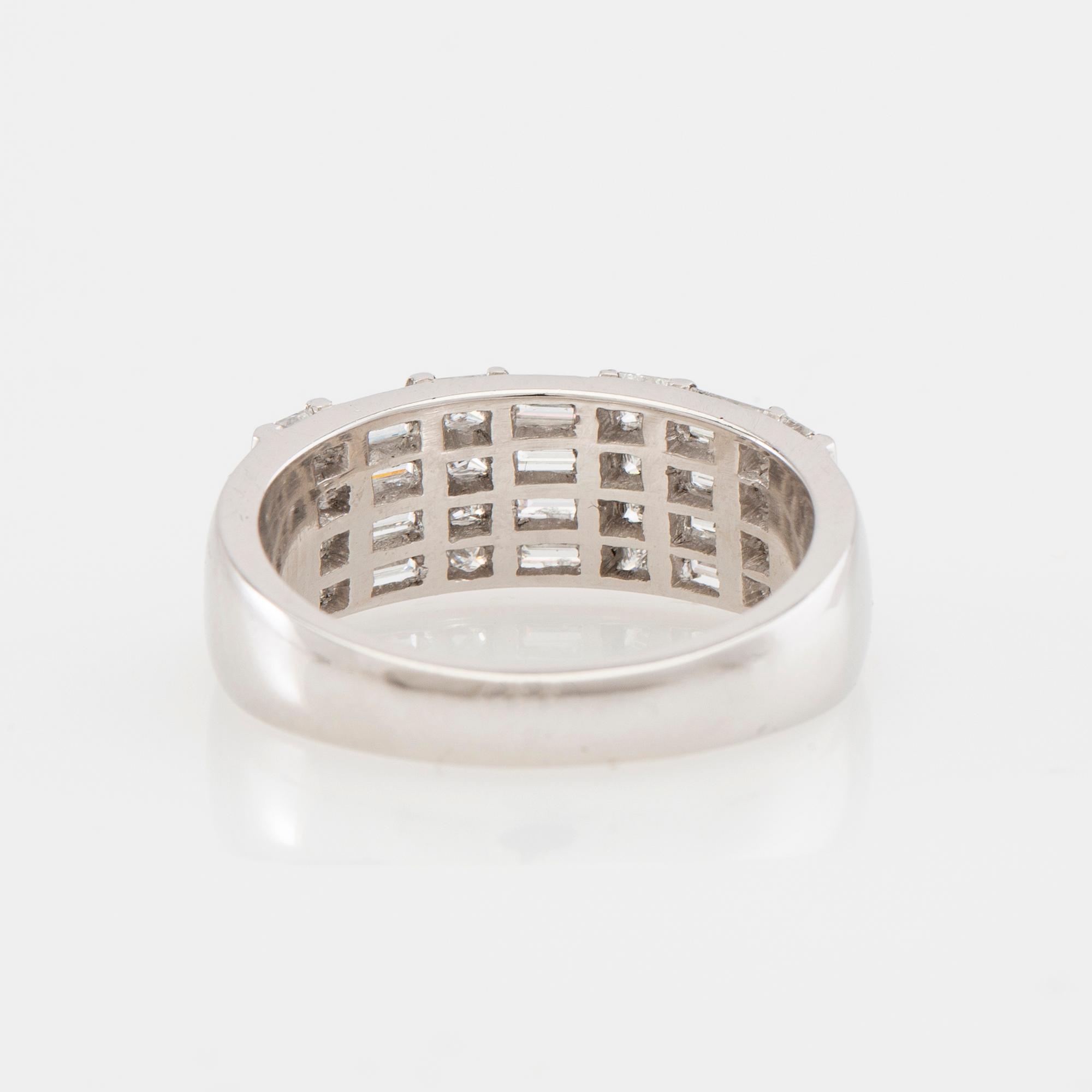 Stephen Foster, Ring platinum with diamonds approx. 1.21 ct total, London.