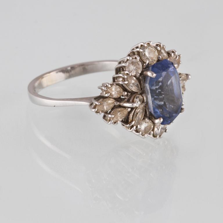 RING, 18K vitguld med blå safir samt navette och briljantslipade diamanter. Vikt 5,7 gram.