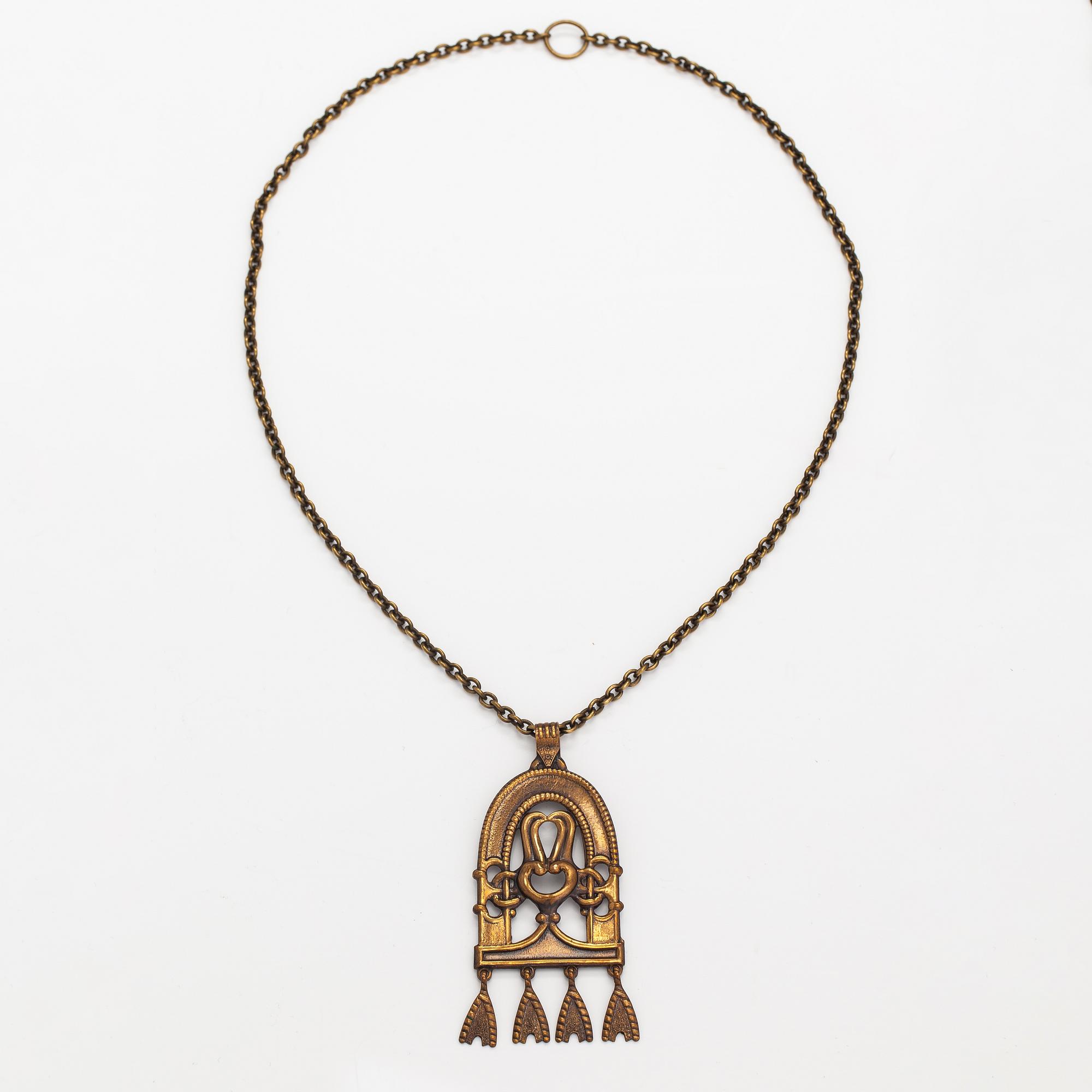Halsband, modellnr 196, brons. Kalevala koru, Helsingfors.
