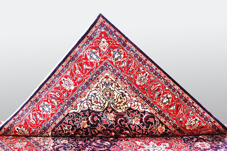 A carpet, Sarouk, ca 342 x 214 cm.