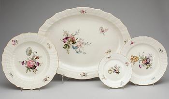 MATSERVISDELAR, 64 st, porslin, "Friesenborg", Royal Copenhagen.