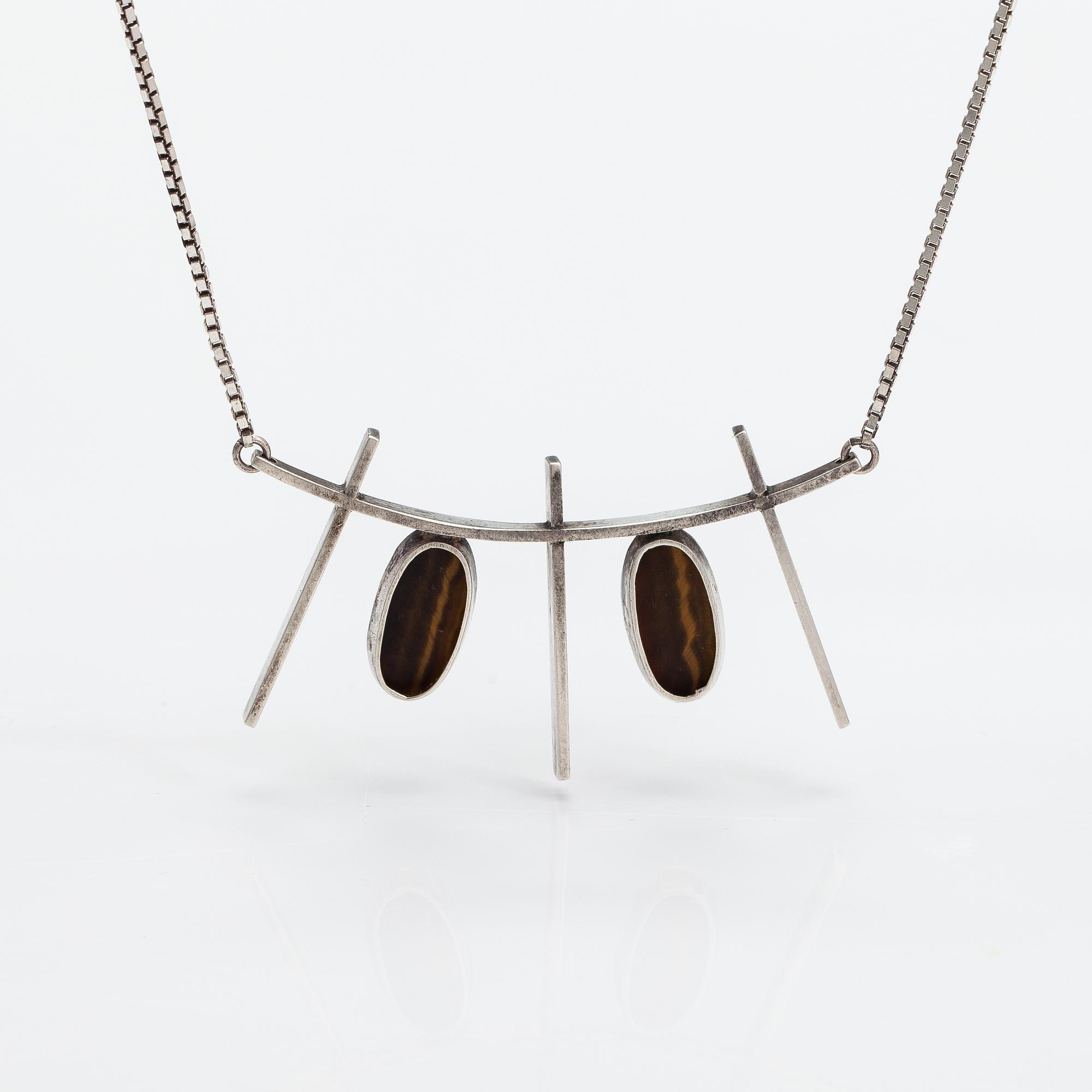 Kaulakoru, hopeaa ja tiikerinsilmää. Eero Eskelinen, Helsinki 1959.