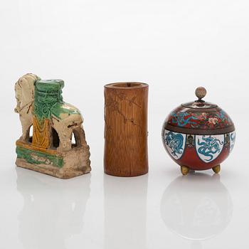 Rökelse figurin och penselställ, stengods respektive bambu, Qing dynastin, Kina samt cloisonnekärl, Japan.