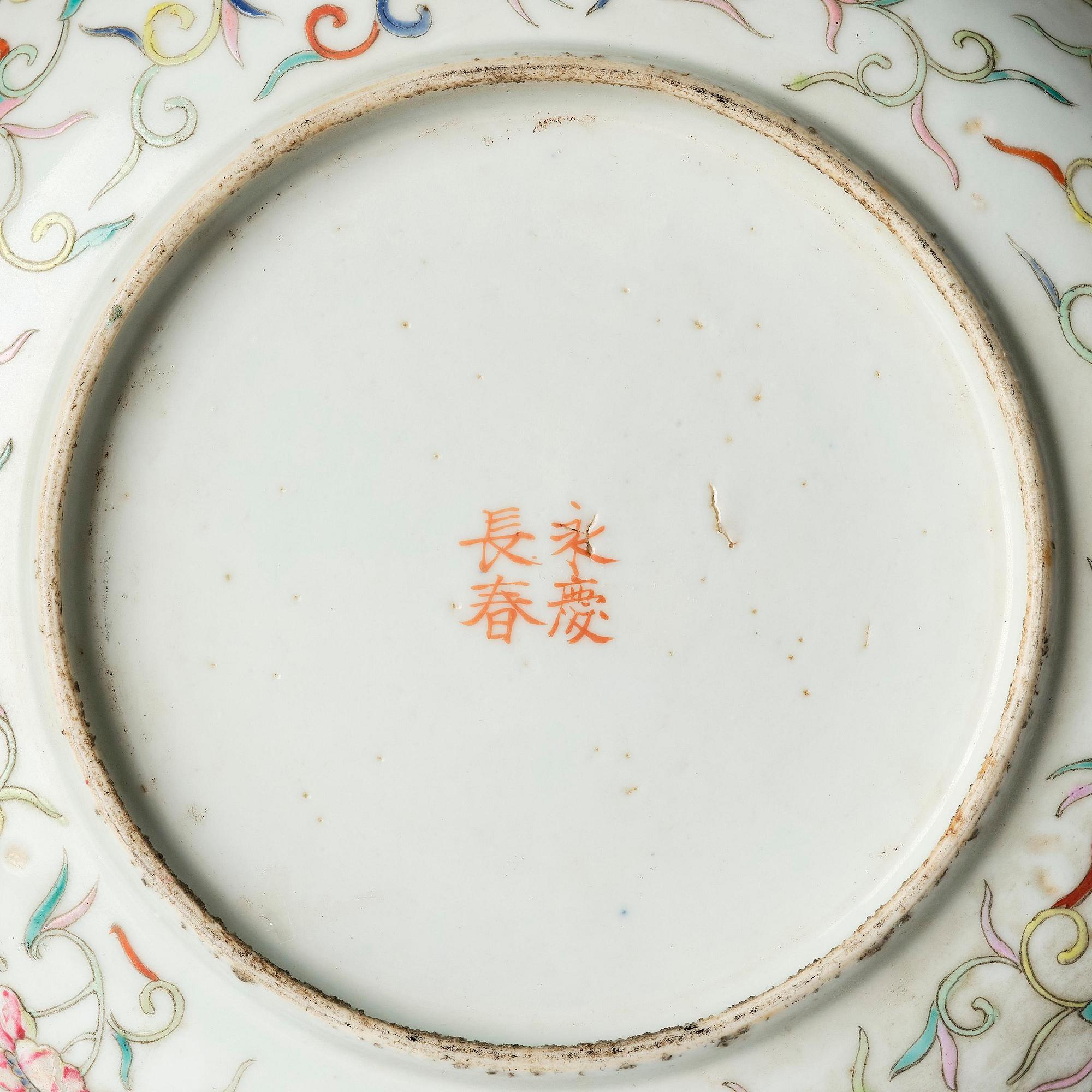 Skålfat, ett par 'dayazhai', porslin. Qing dynastin, Guangxus regeringsperiod, omkring 1876.