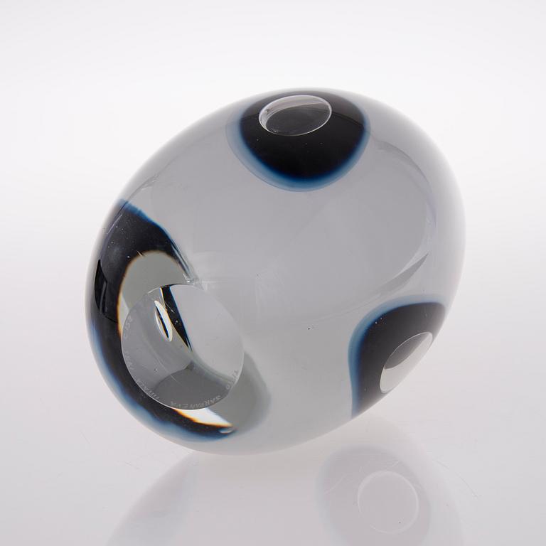 A Claritas vase, signed Timo Sarpaneva Iittala 1985 C152.