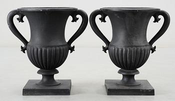 TRÄDGÅRSURNOR, 2 st, sandgjuten aluminium, Byarums Bruk, 1900/2000-tal.