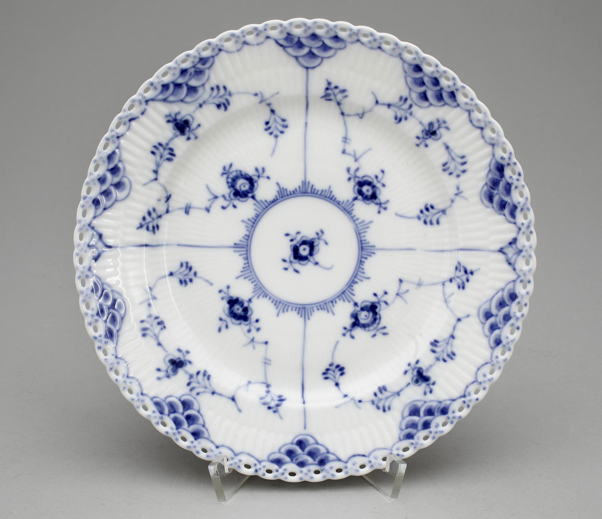 SKÅL samt TALLRIKAR, 12 st, porslin "Musselmalet" Royal Copenhagen, 1900-talets mitt.