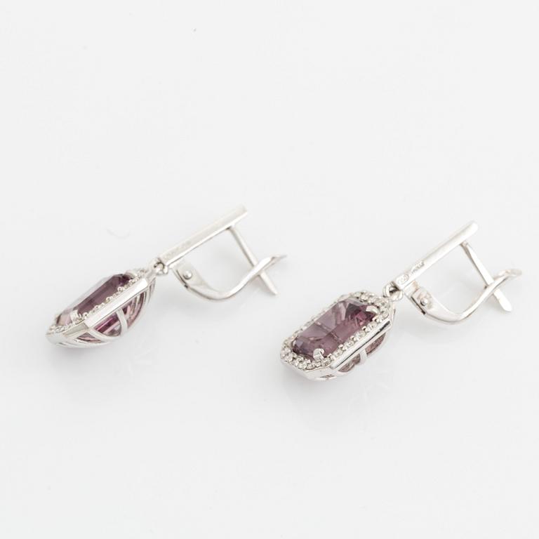 Örhängen med lila turmaliner och briljantslipade diamanter.