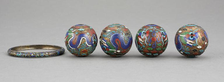 BOLLAR, fyra stycken samt ARMBAND, cloisonné. Sen Qing dynasti, sekelskfite 1900.