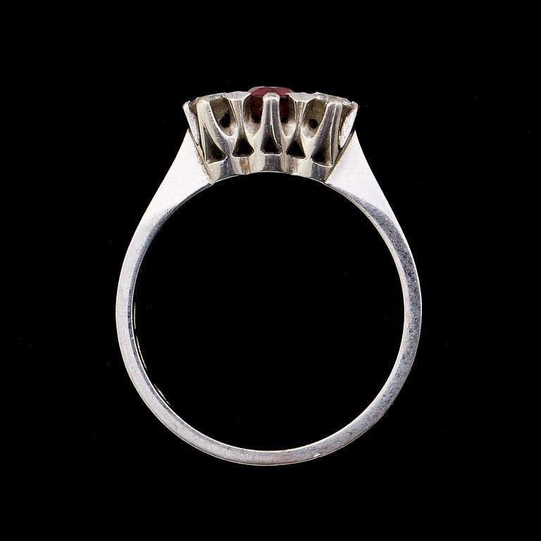 RING, 18k vitguld med rubin och 2 briljantslipade diamanter, tot 0.25 ct, Gustav Dahlgren & Co, Malmö. Vikt 4 g.