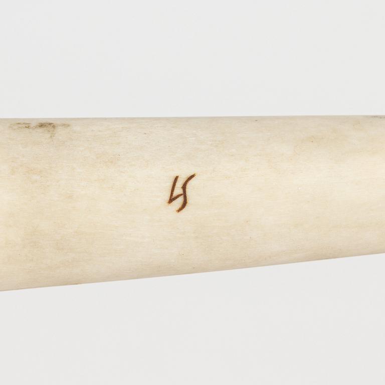 Nålhus, 2 st samt fodral till sax, renhorn, oidentifierade signaturer.