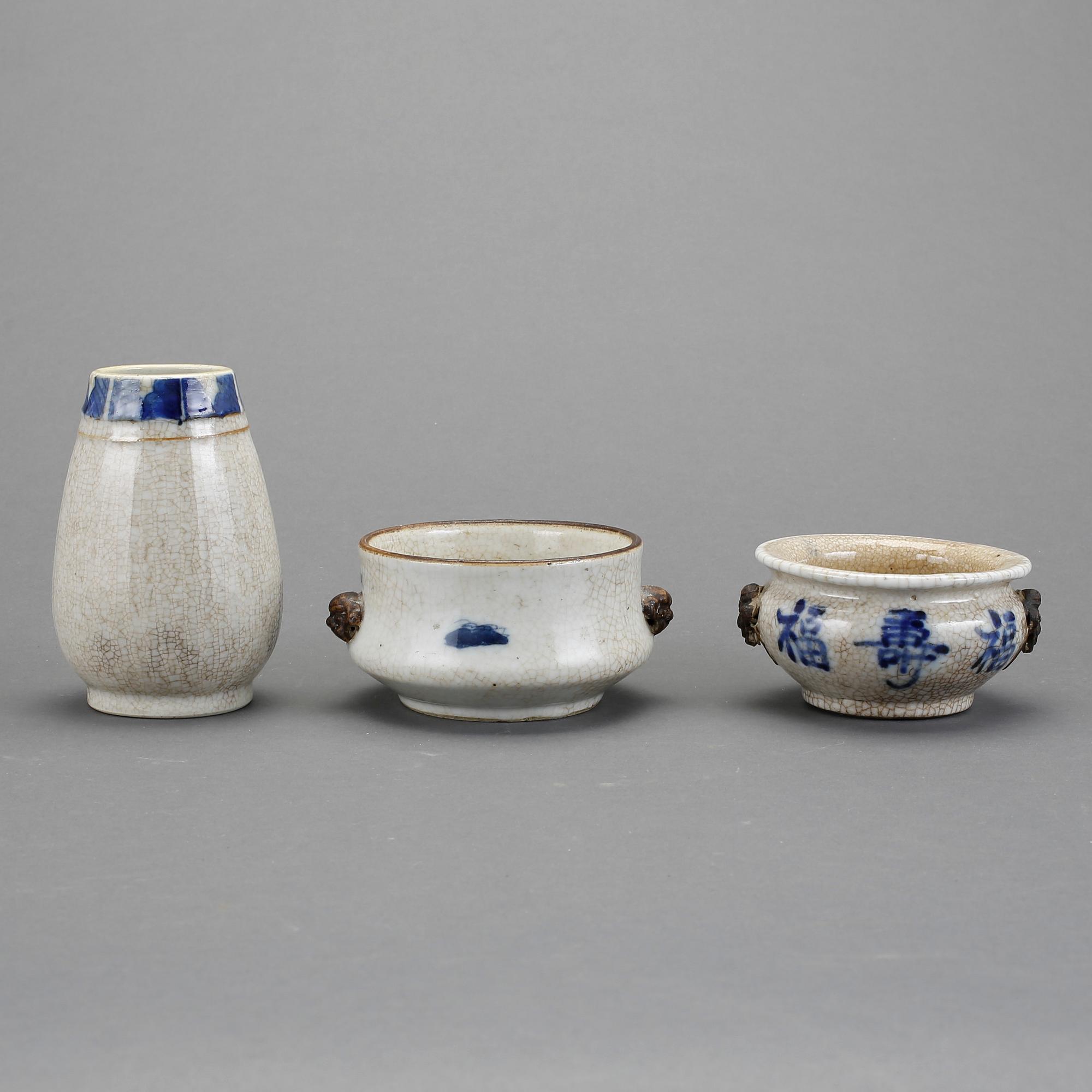 RÖKELSEKAR och VAS, 3 st, porslin, Kina, 1800/1900.