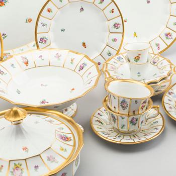A 83 PIECES "HENRIETTE" DINNER SERVICE IN POCELAIN BY ROYAL COPENHAGEN, Denmark.