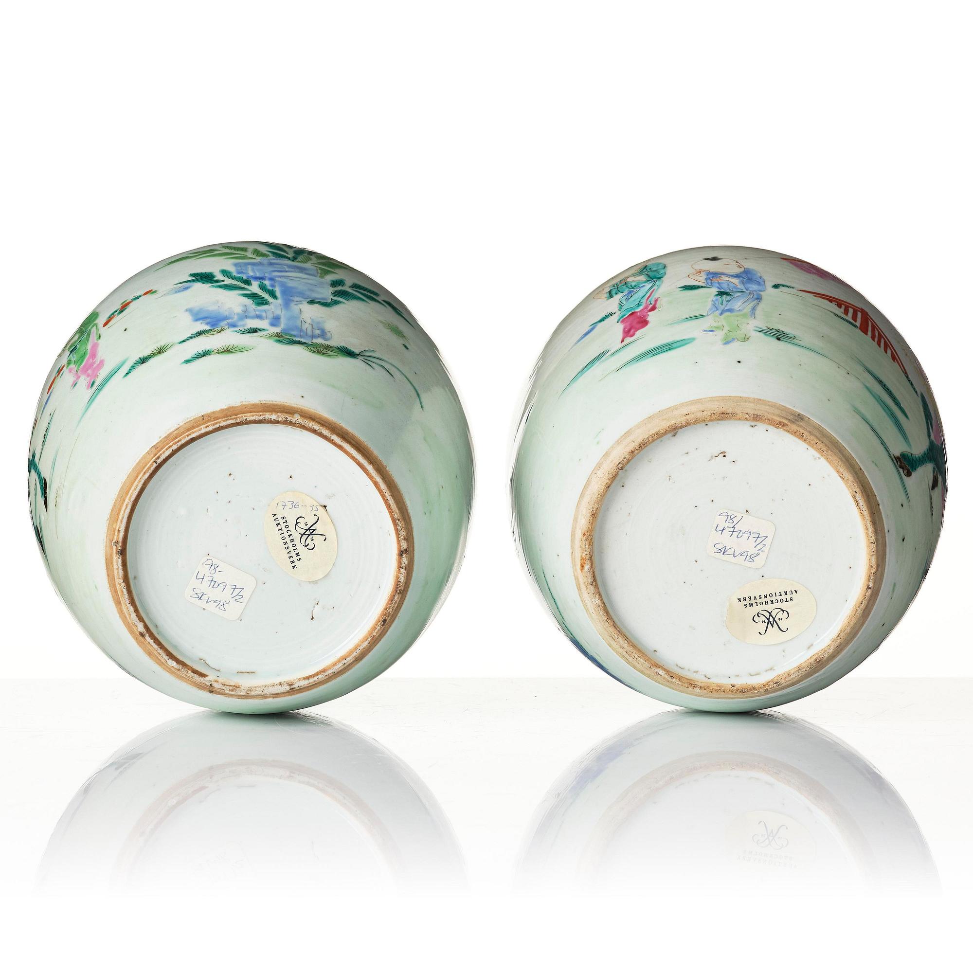 Urnor, ett par, porslin. Qingdynastin, 1800-tal.