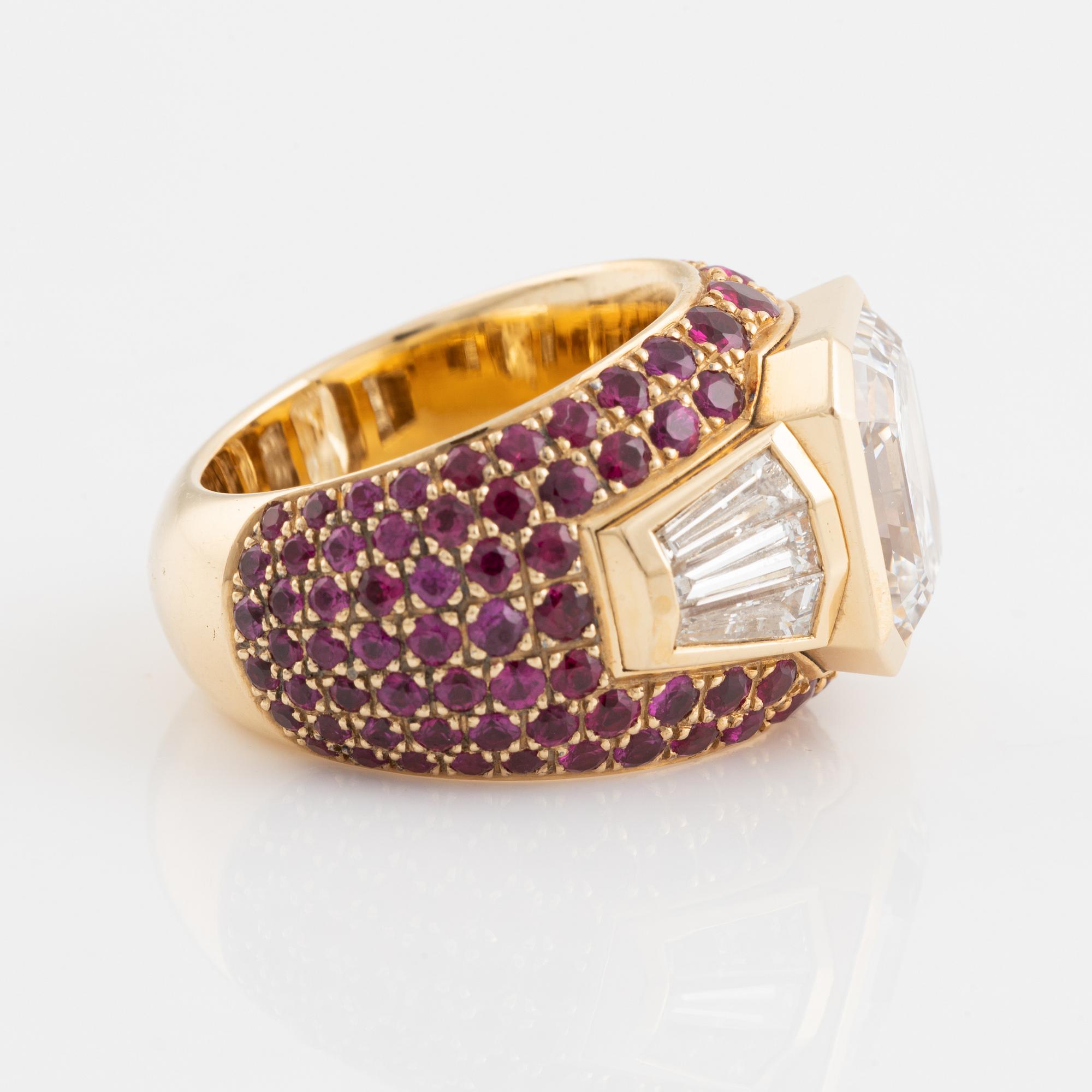 Ring med en smaragdslipad diamant 6.25 ct.