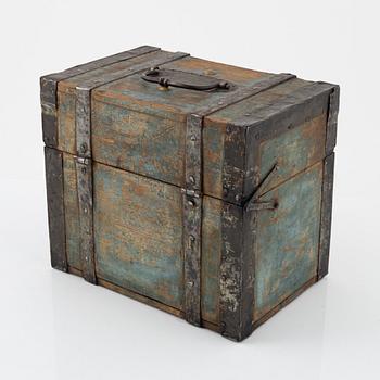 A box with five glass bottles, 19th Century.