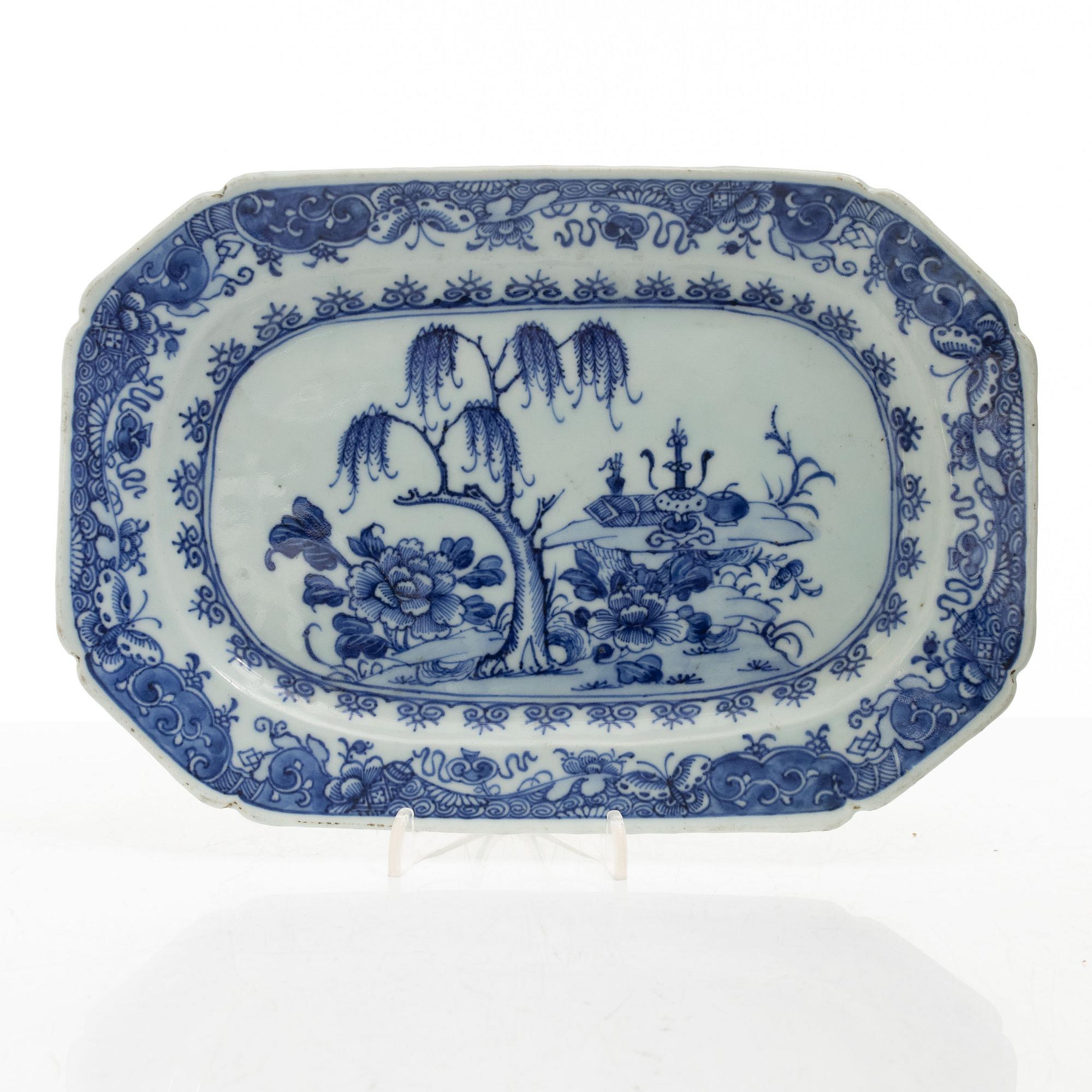 Stekfat, 5 st, kompaniporslin, Qingdynastin, Kina, 1700/1800-tal samt ask med lock och vas, Kina, 1900-tal.