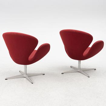 Arne Jacobsen, armchairs, a pair of "Swan", for Fritz Hansen, Denmark, 2004.