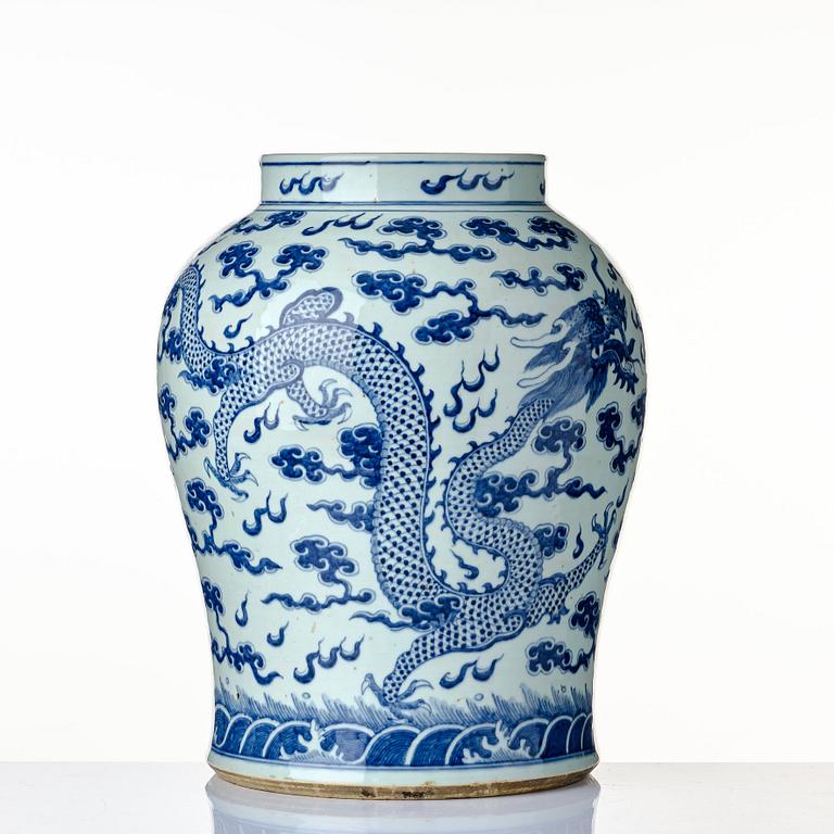 A large blue and white dragon jar, Qing dynasty, 19th Century.