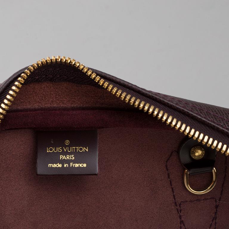 LOUIS VUITTON 'Taïga Kendall PM' bag.