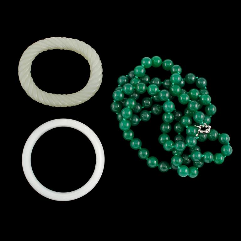 ARMRINGAR, 2 st + HALSBAND, nefrit, modern tillverkning.