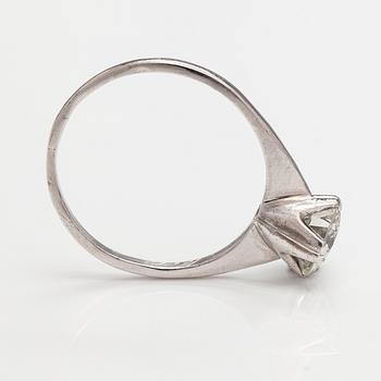 An 18K white gold ring with a brilliant-cut diamond ca. 1.38 ct. A Tillander, Helsinki 1974.