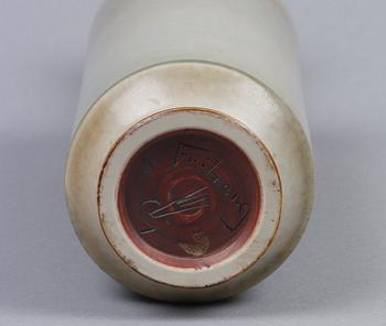 VAS, stengods, Berndt Friberg, Gustavsberg. Sign Friberg med studiohanden.