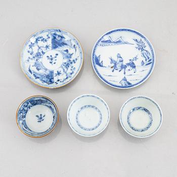 A group of three Chinese porcelain cups, two sacuers and a small teapot, Qing dynasty, 18th century.