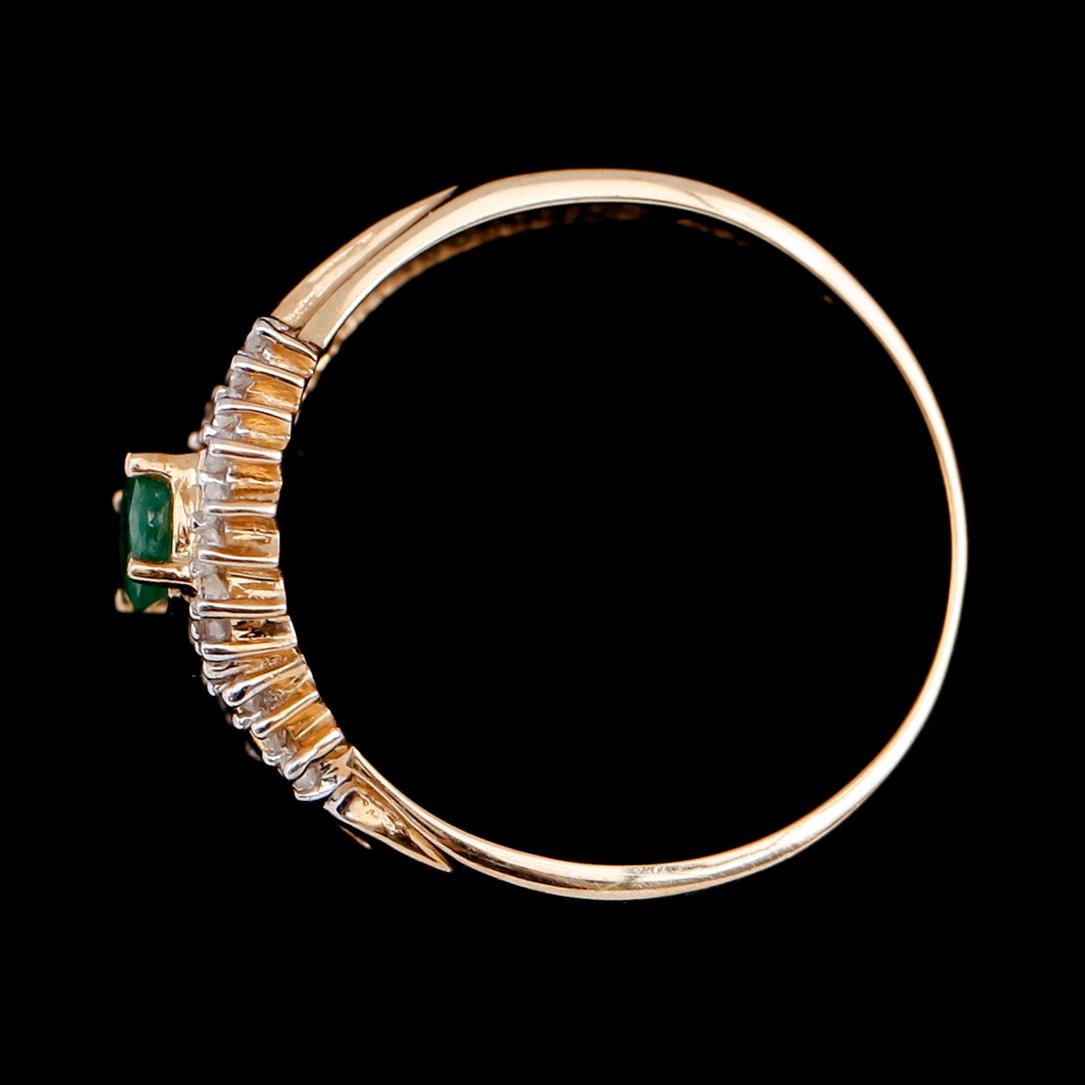 RING, 10 k guld, smaragder tot 0.85 ct och diamanter tot 0.15 ct.