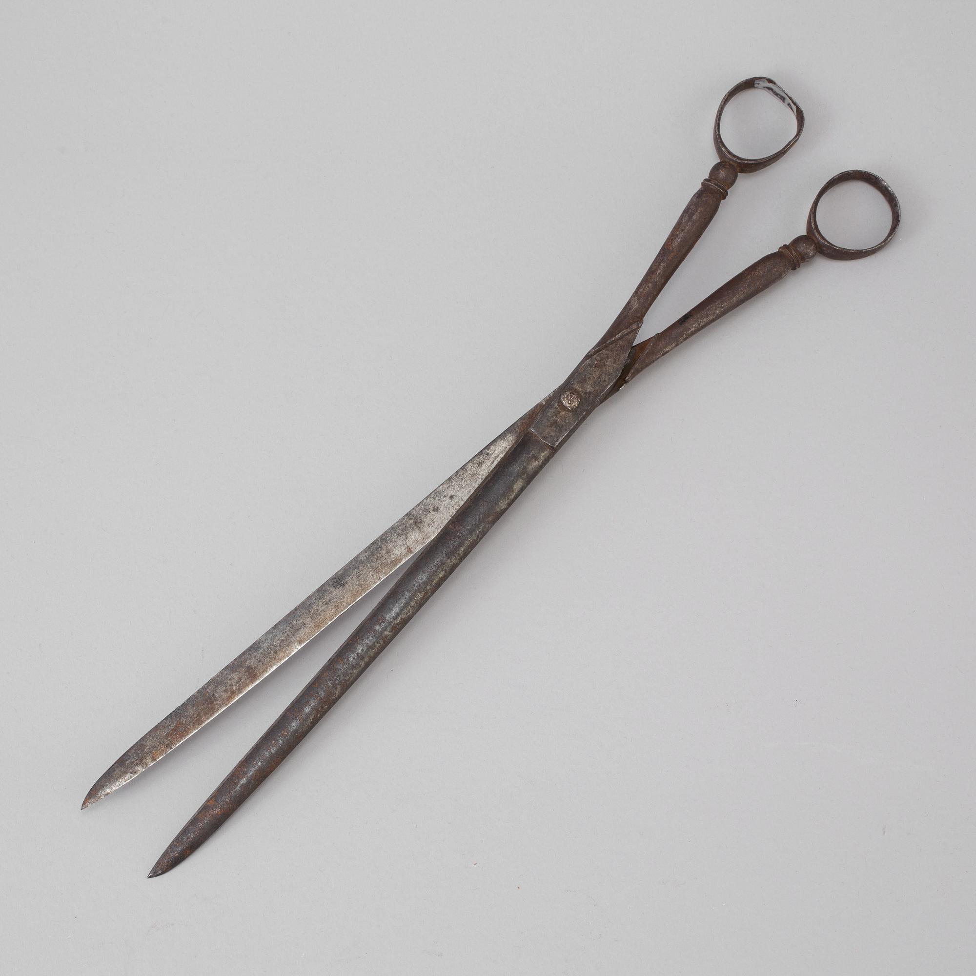 AN 18TH CENTURY CAST IRON PAIR OF SCISSORS. - Bukowskis