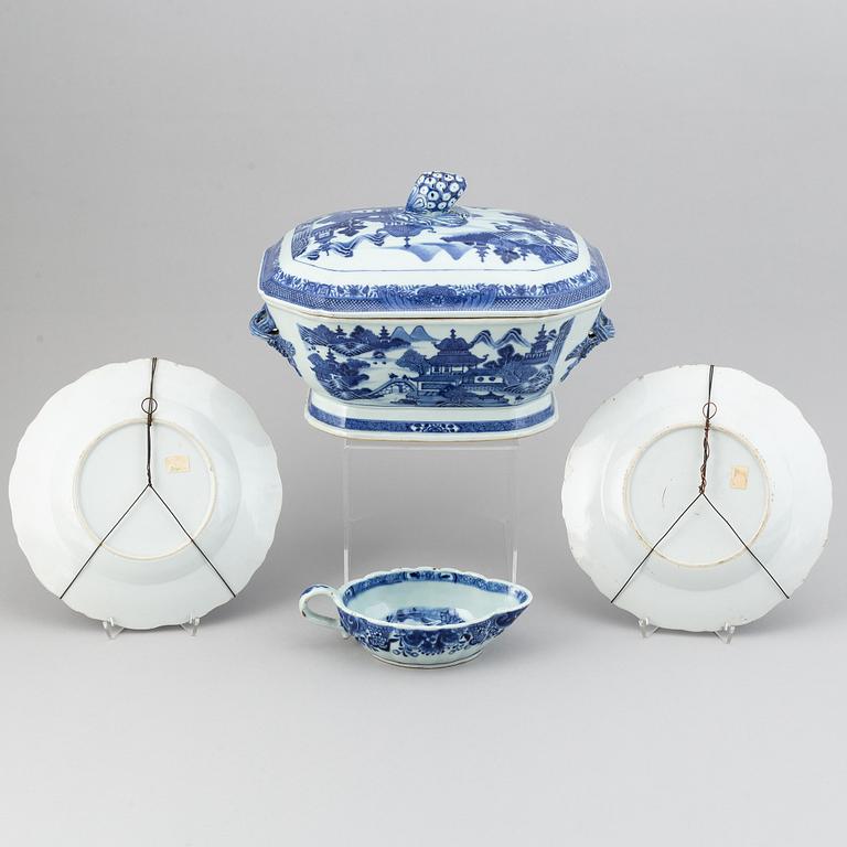 A blue and white tureen with cover, a sauce boat and two dinner plates, Qing dynasty, Qianlong (1736-95).